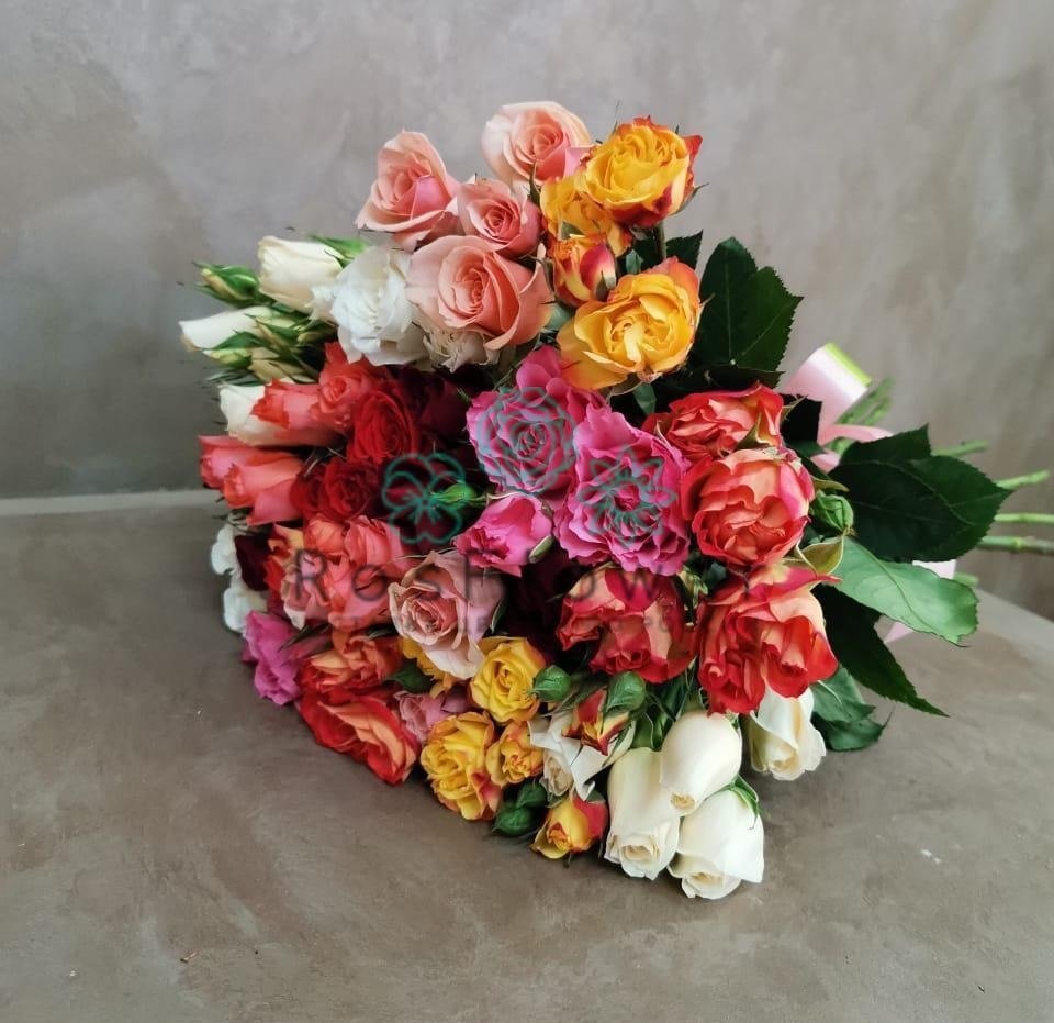 Букет пестрое настроение в Санамере Букет цветов из: Розы в Санамере