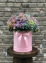 Композиция Яркие эмоции в Санамере Цветочная композиция из Гипсофила и Розы в шляпной коробке в Санамере