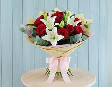 Букет Элегантная гармония в Санамере Букет цветов из:  Лилии и Розы в Санамере