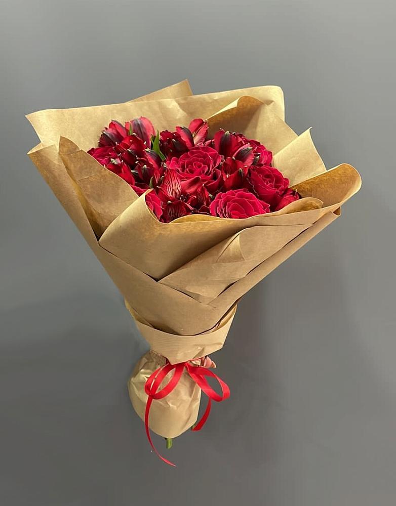 Букет прекрасной женщине в Санамере Букет цветов из: Альстромерии и Розы в Санамере