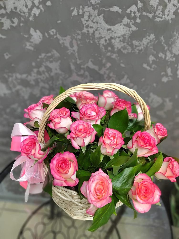 Композиция французская провинция в Санамере Цветочная композиция из Розы в корзине в Санамере