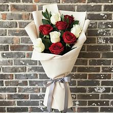 Букет красно-белые розы в Санамере Букет цветов из:  Розы в Санамере
