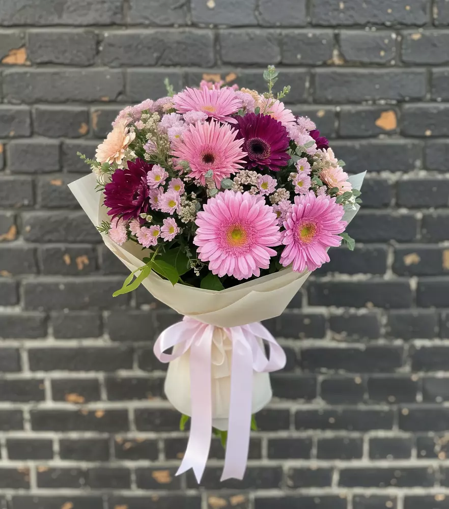 Букет яркие краски в Санамере Букет цветов из: Герберы и Хризантемы в Санамере