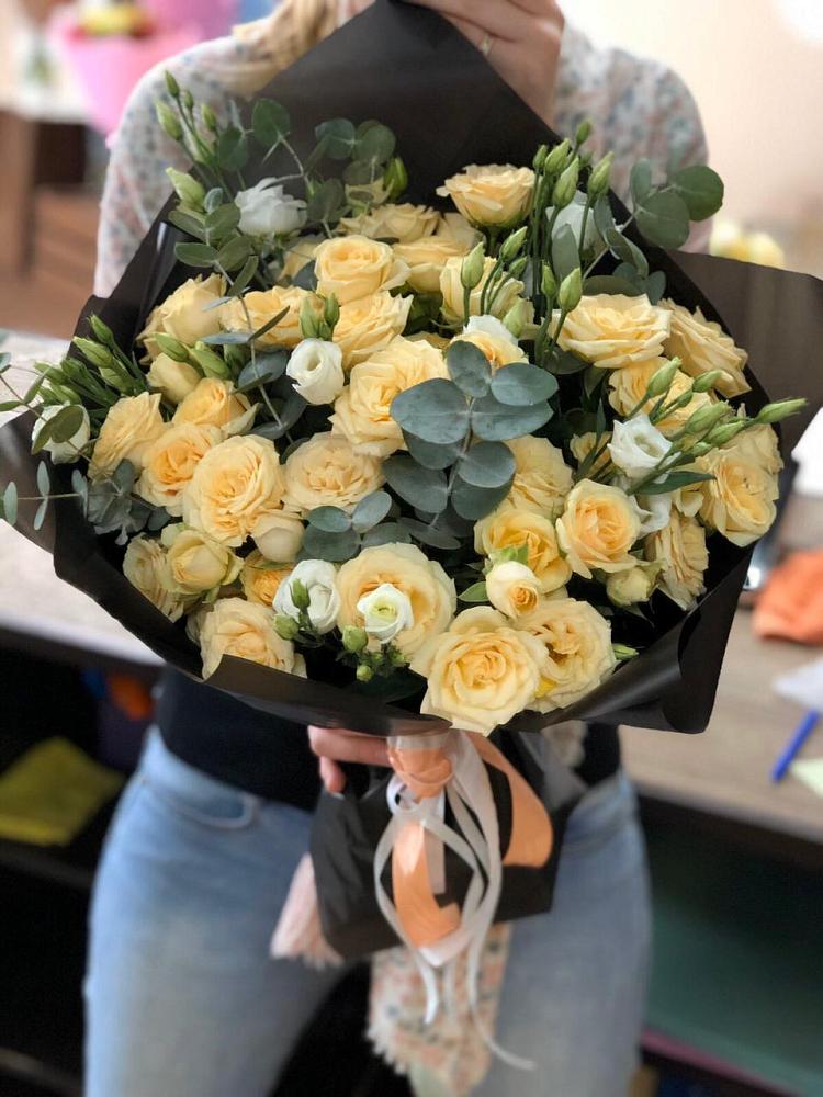 Букет птица счастья в Санамере Букет цветов из: Розы и Лизиантусы в Санамере