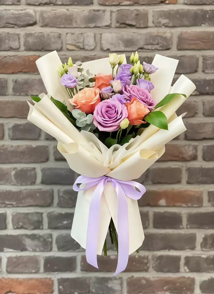 Букет цветочные ноты в Санамере Букет цветов из: Лизиантусы и Розы в Санамере