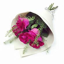 Букет ярко-розовый в Санамере Букет цветов из:  Розы в Санамере
