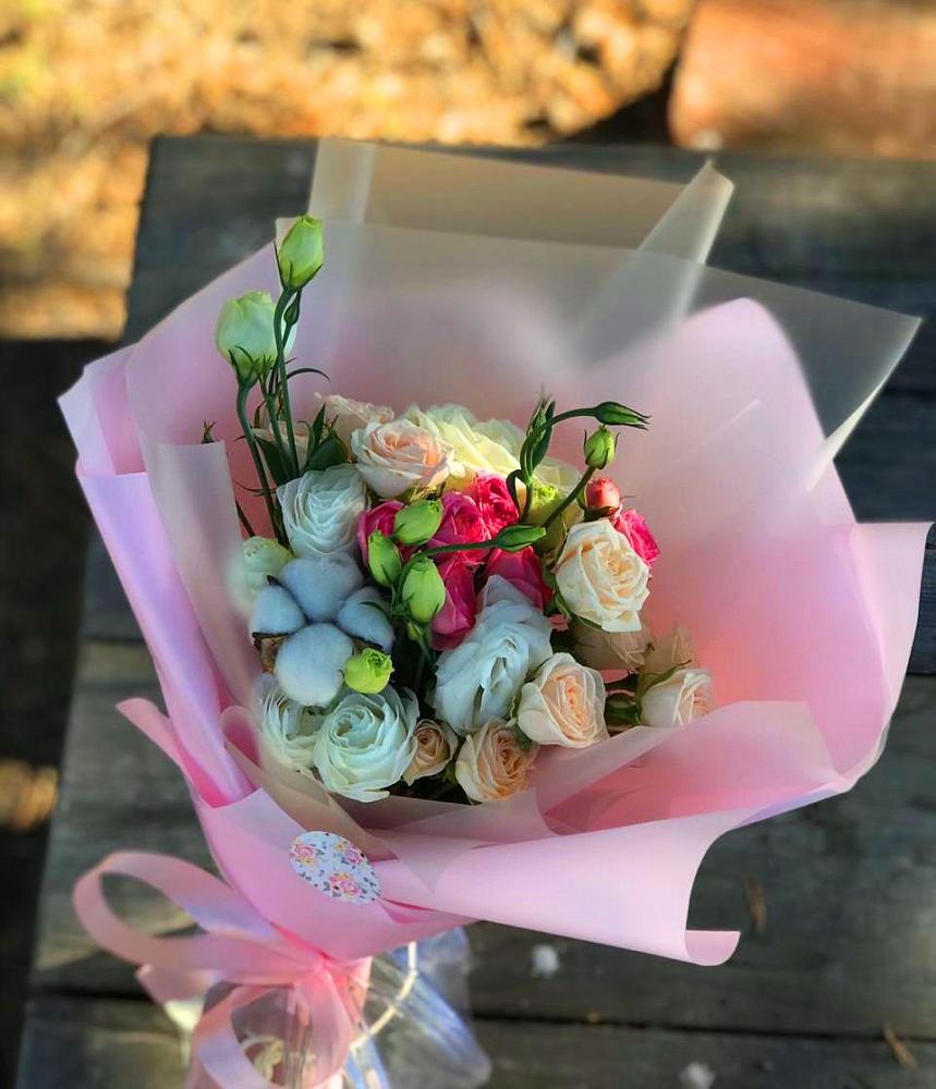 Букет цветочный коктейль в Санамере Букет цветов из: Розы и Лизиантусы в Санамере