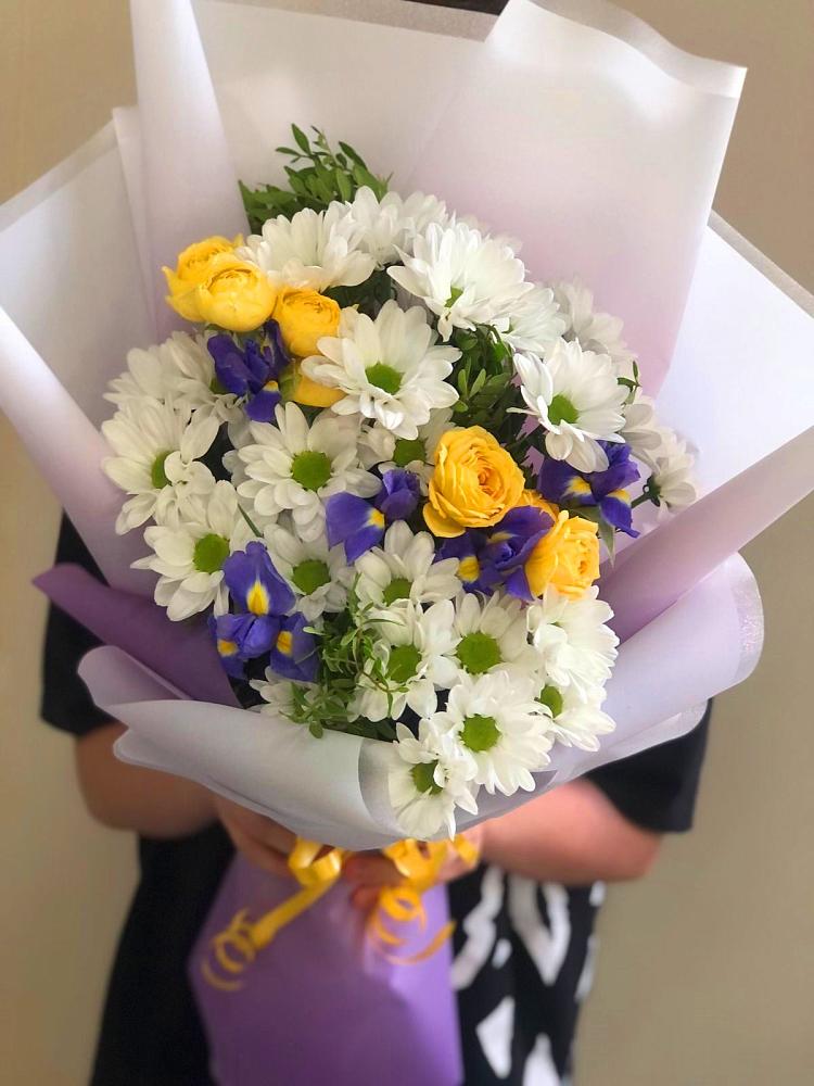 Букет солнечный привет в Санамере Букет цветов из: Ирисы, Хризантемы и Розы в Санамере