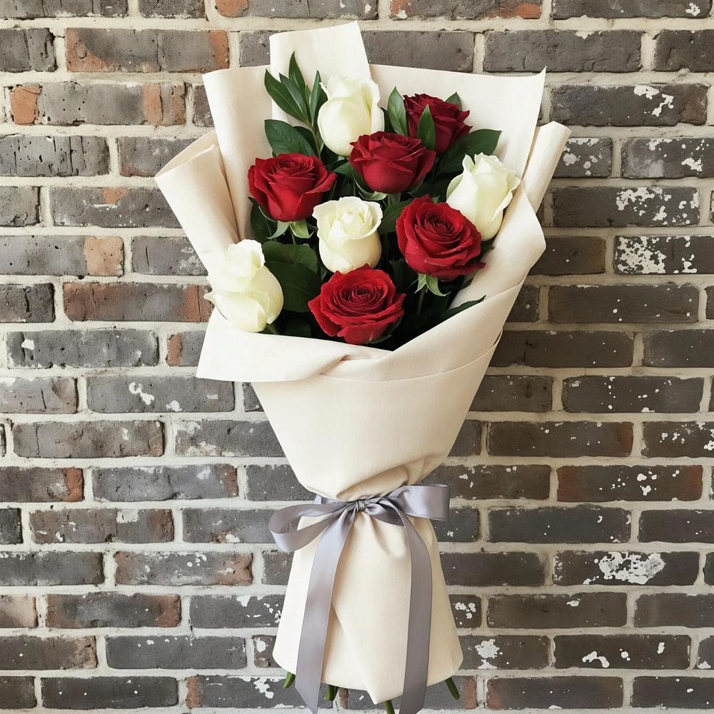Букет красно-белые розы в Санамере Букет цветов из: Розы в Санамере