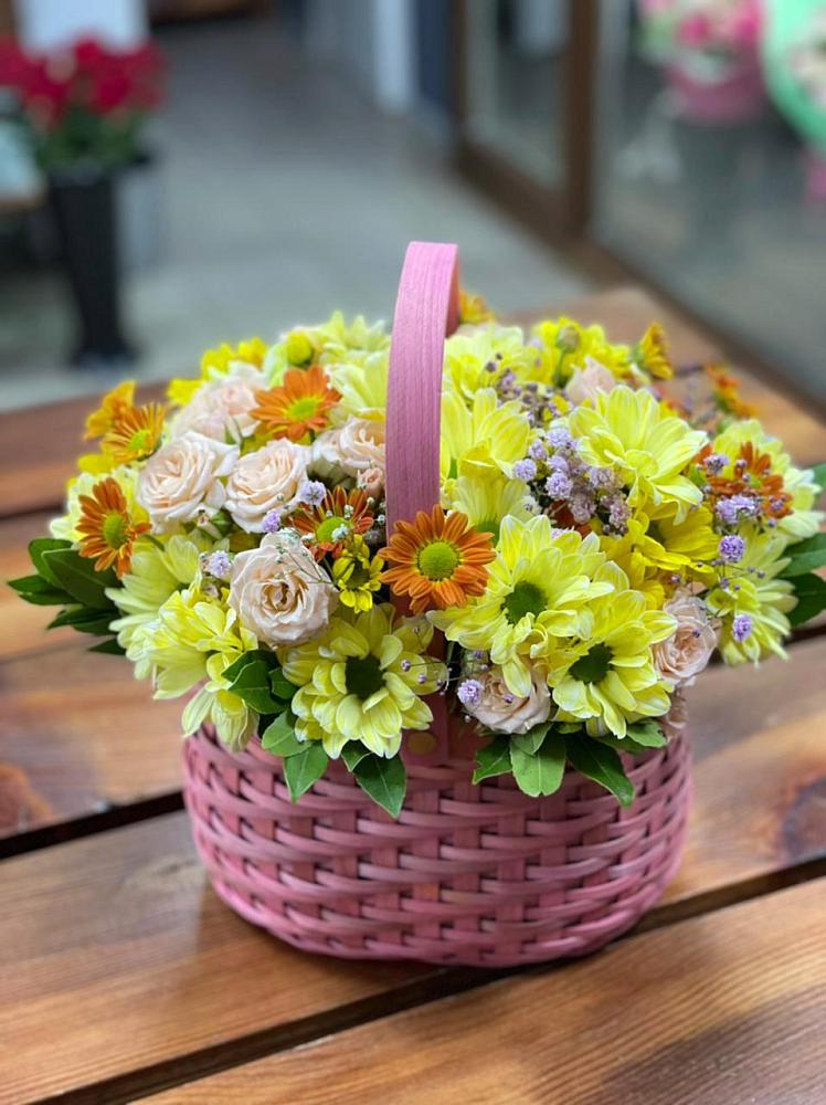 Композиция цветы лета в Санамере Цветочная композиция из Хризантемы и Розы в корзине в Санамере