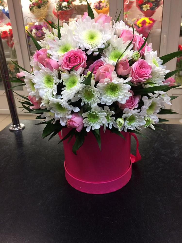 Композиция грация в Санамере Цветочная композиция из Розы и Хризантемы в шляпной коробке в Санамере