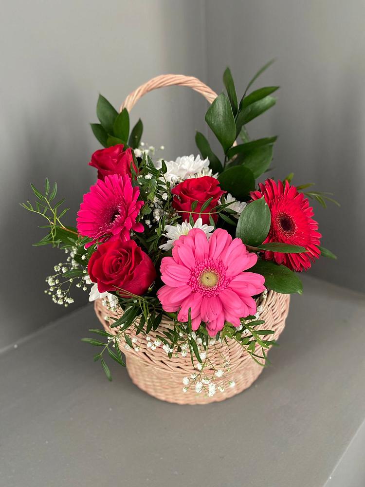 Композиция радостное событие в Санамере Цветочная композиция из Розы, Хризантемы и Герберы в корзине в Санамере