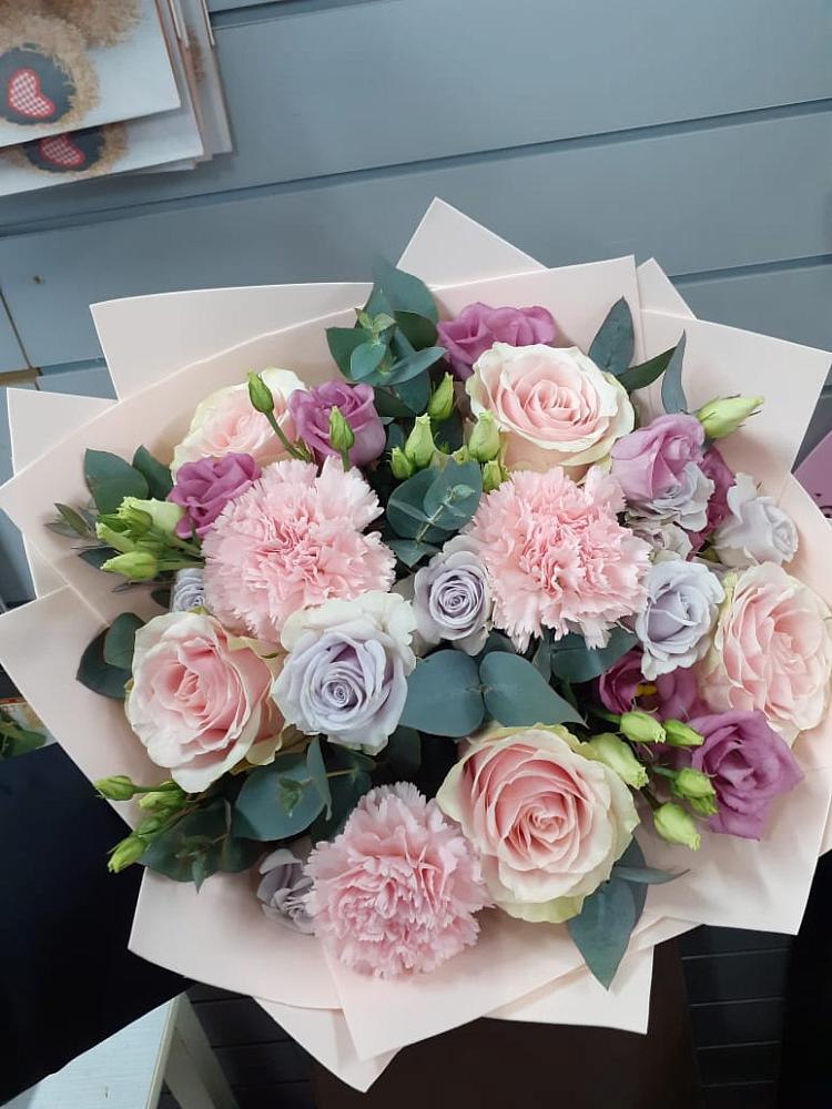 Букет обаятельный в Санамере Букет цветов из: Розы, Гвоздики и Лизиантусы в Санамере