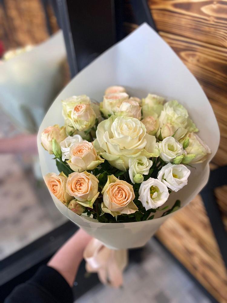 Букет Летний бриз в Санамере Букет цветов из: Розы и Лизиантусы в Санамере